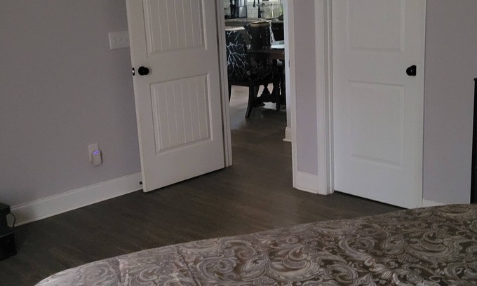 Edgemoor House | Private Catawba Home 4 bedrooms 2 bathrooms near the Lake, River, and Carowinds!