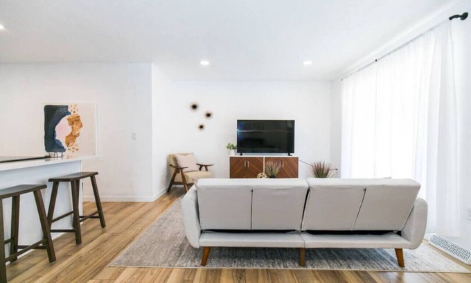 Berkley Apartment | Private Chic 2br | 10 min to Downtown| Fast Wifi