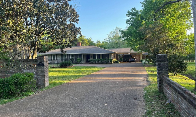 Clarksdale Resort | Private Clarksdale Retreat w/Pool, Sauna & Guest Cottage – Sleeps 16