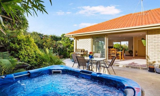 Whakatane House | Private Coastal Sanctuary, Next to the beach!