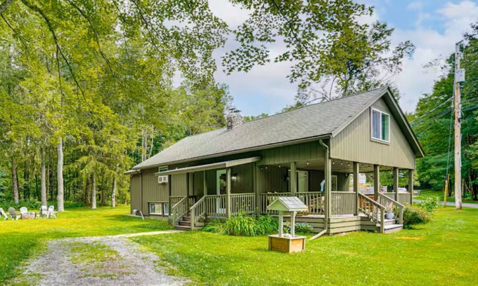 Austerlitz House | Private Cottage Close to Shopping, Skiing, Swimming, Hiking, Biking and Dining.