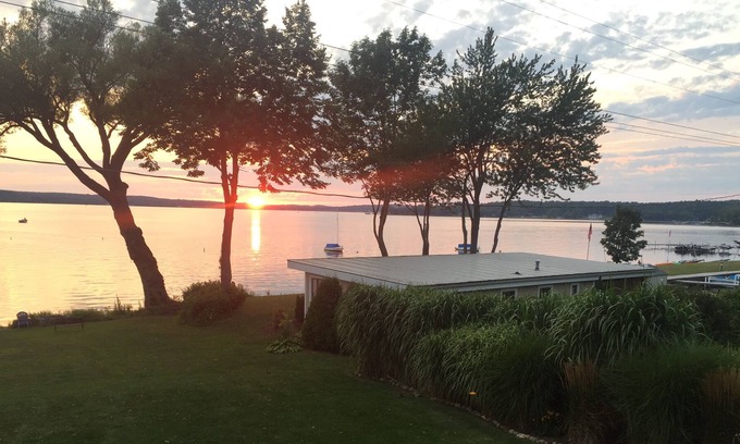 Niobe Cottage | Private Cottage on 80 Feet of Prime Lakefront-Stunning Sunsets.