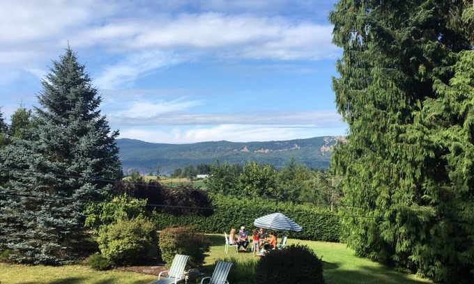 Cobble Hill House | Private Country Estate - Luxury retreat with Swim Spa. Pet Friendly!