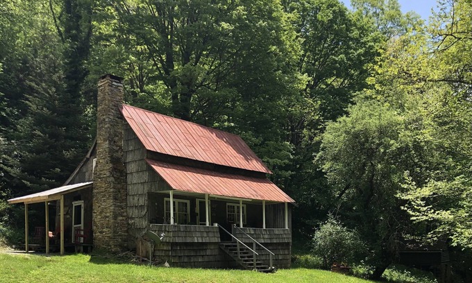 Frank Cabin | Private Creekside Calhoun Homeplace Cabin Close to Grandfather Mountain