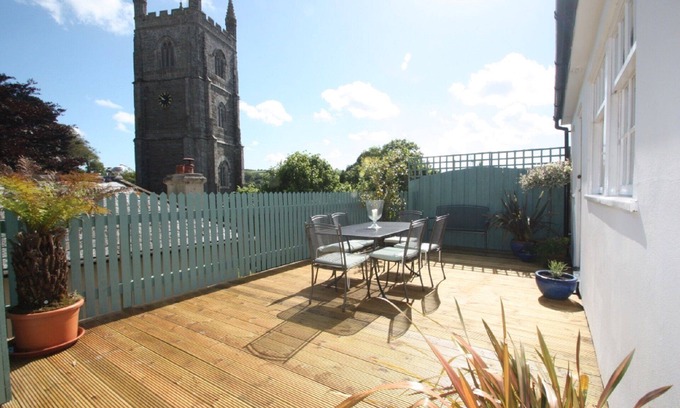 Fowey Cottage | Private decking area & Central location within 5 min walk of town.n