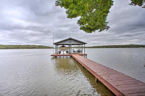 Log Cabin House | Private Dock and Fire Pit Cedar Creek Lake Home