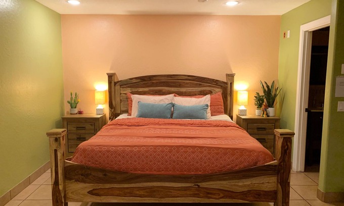 Encanto Apartment | ★Private Entry★King Bed★Affordable Comfort★Historic Neighborhood★Close to it all