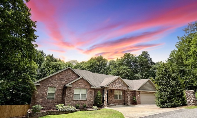 Bella Vista House | Private Escape near Back 40 & Blowing Spring Trails Fenced Yard Fire Pit Sleep 8