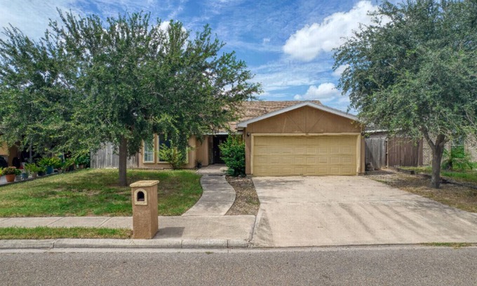 Pharr House | Private Fenced Backyard Pet Friendly Minutes to Shopping, Dining