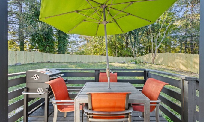 Atlanta Apartment | Private Fenced Yard Fireplace Free Parking