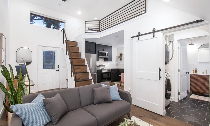 Cole Apartment | Private guest house, king bed, work-from-home friendly, fully equipped kitchen