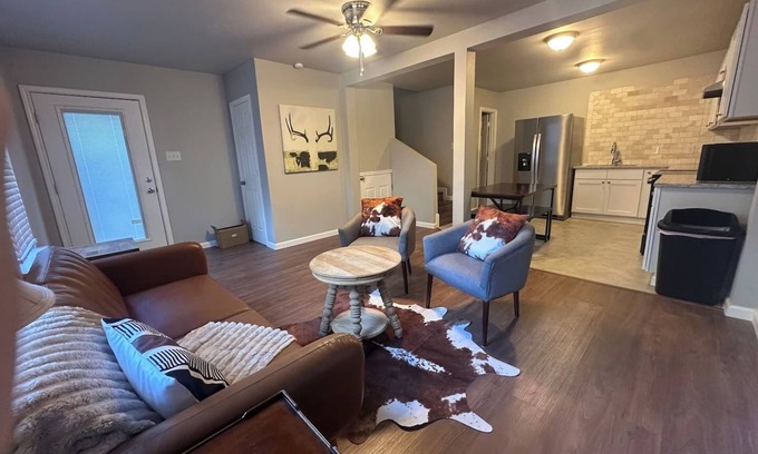 West Arlington House | Private Guesthouse Near AT&T Stadium & Six Flags