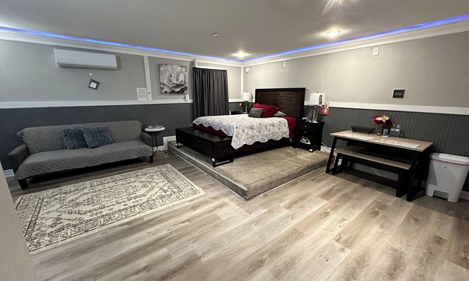 Spring House | Private guesthouse w/wash & dryer! Fully equipped! Min from IAH.Hablo español.