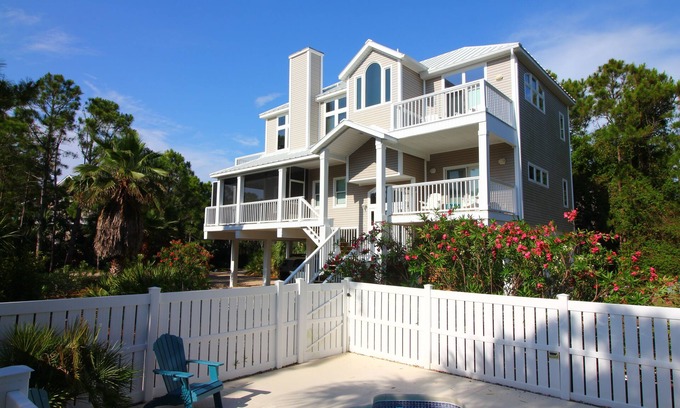 Plantation House | Private Heated Pool, Short Walk to Beach, Great Reviews, Dog Friendly