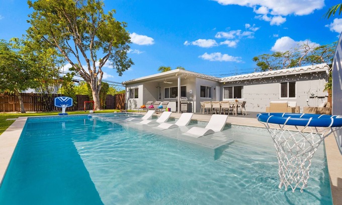 Royal Poinciana House | Private heated pool paradise with spa 5 Min from beach!