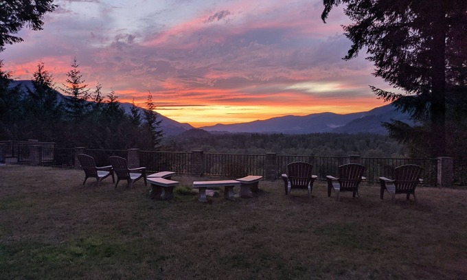 Welches Cabin | Private Hilltop Escape. Firepit, BBQ, Sunset, Sauna, Office
