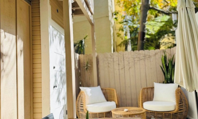 Upper East House | Private Home-3 bed luxury@Arlington Downtown- steps to cafes&shops