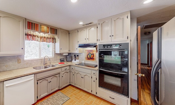 Jamestown House | Private home with peek-a-boo Yosemite views - near outdoor recreation