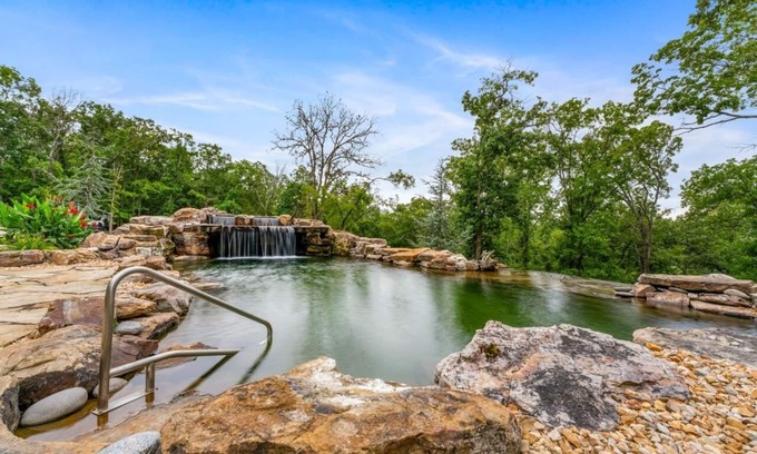 Branson Cottage | Private Hot Tub and Fire Pit - SADIE'S COTTAGE
