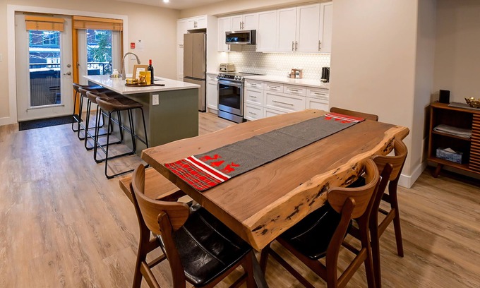 East Kootenay House | Private Hot tub & BBQ | Open-Plan | Ski-Out