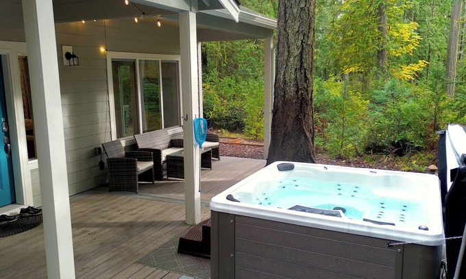 Burley House | Private Hot Tub | Brand New! Walk to beach
