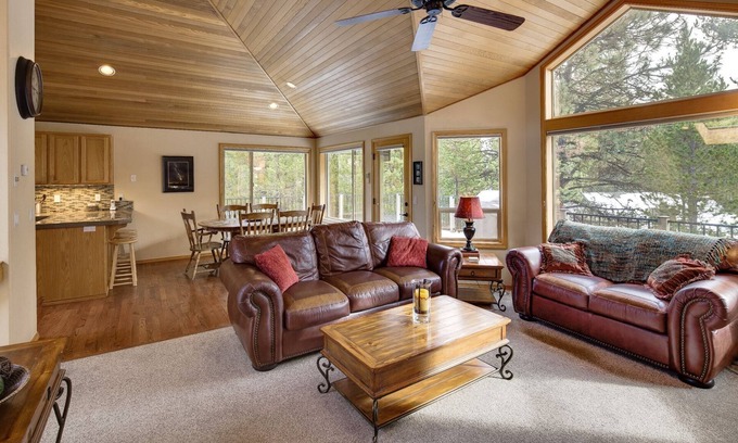 Sunriver House | Private Hot Tub, Ping Pong Table - Lark 4