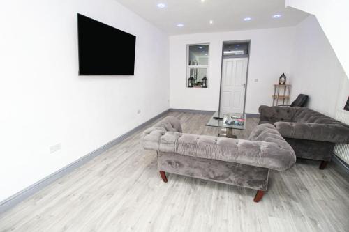 Bradford House | Private House Sleeps 9 with Wi-Fi