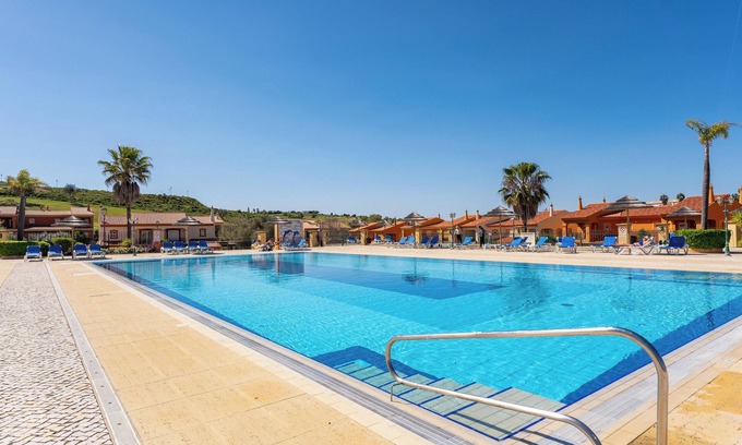 Atalaia House | Private House With Garden, Pool & BBQ