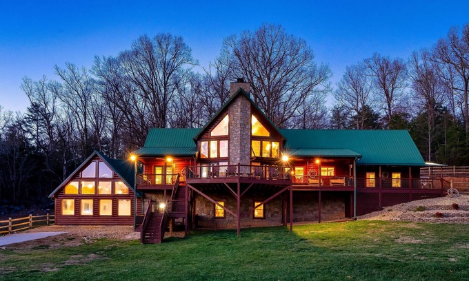 Gatlinburg - Pigeon Forge Cabin | PRIVATE INDOOR POOL HEATED, HOT TUB, ARCADE, THEATER,FIREPIT,GRILL,DECK, PETS OK