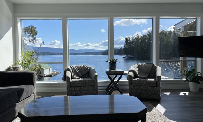 Sproat Lake House | Private Lake House on Sproat Lake with private Dock & Hot Tub