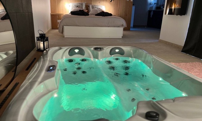 Le Fleix Ski Chalet | Private lodge jacuzzi and pool