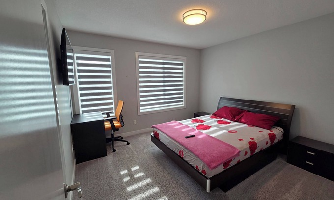 Southwest Edmonton House | Private Master Bedroom | Ensuite, Walk-In Closet | Central AC | Near Airport