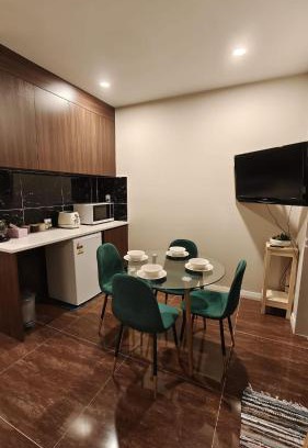 Pinehill House | Private Modern 2 bedroom Unit in Central Albany