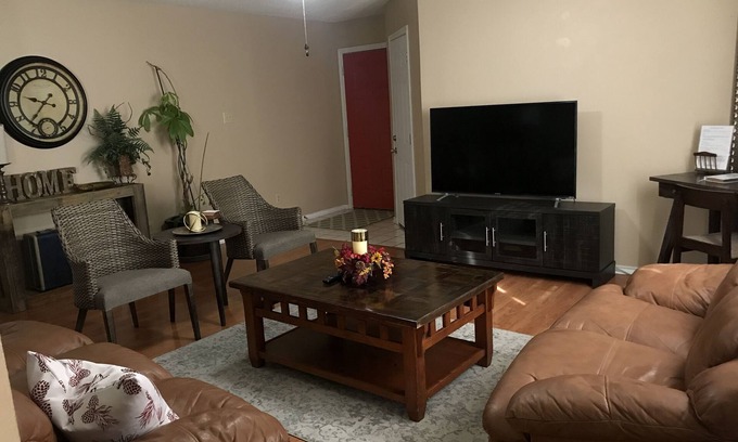 San Antonio House | ⭐️ Private Modern-Rustic home with green belt view. Military Discount Available!