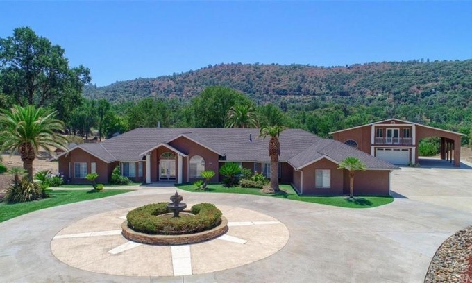 Oakhurst House | Private mountain retreat with pool and mini-golf