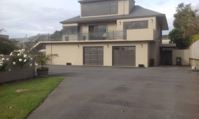 Oakura Apartment | Private 1-bedroom open plan unit, 2-minute walk to the beach