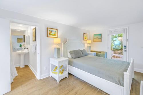 Siesta Key Village Apartment | Private Patio, Walk to All, 2min- Siesta Keys Best Beach, 1min- Dining & Entertainment of Village!