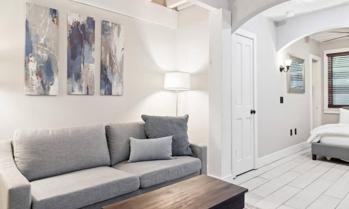 Cannonborough Elliotborough Apartment | Private & Peaceful Downtown Apartment