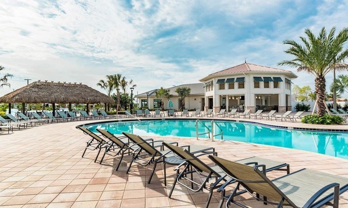Bay Lake House | PRIVATE POOL/FREE RESORT ACCESS/CLOSE TO DISNEY/CLOSE TO RESTURANTS/MODERN STYLE