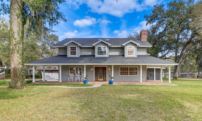 Wildwood House | Private Pool & Lake Views: Family Home in Oxford