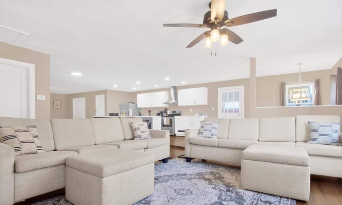 Terry Sanford House | Private Pool&Mins to Rose Garden - Haymount Ranch