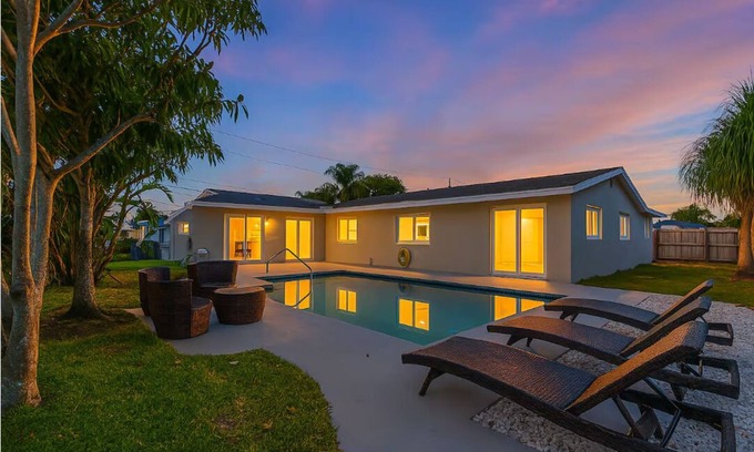 Sunset House | Private Pool - Outdoor Shower - Arcade games