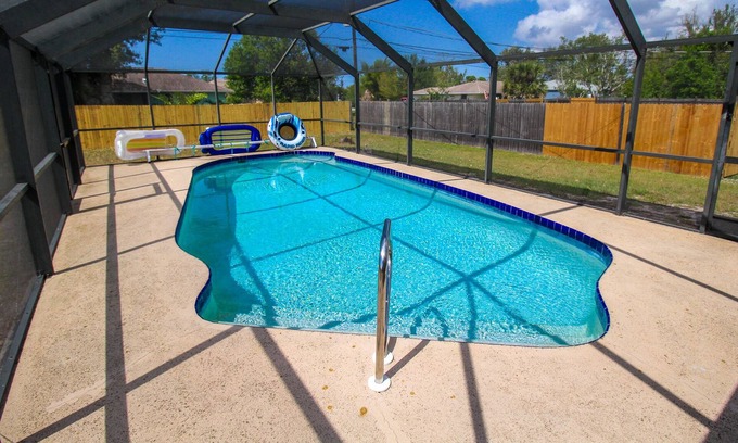 Englewood East House | Private Pool, Wind And Waves