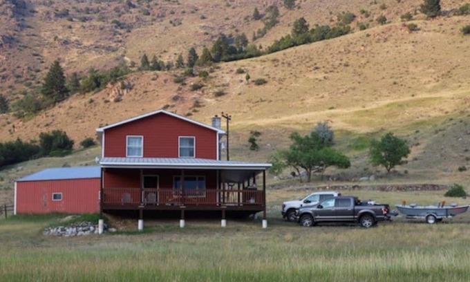 Gardiner Cabin | Private Ranch Property Minutes to Yellowstone NP