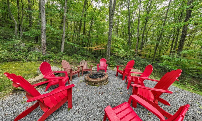 McHenry Cabin | Private retreat with Nature at its best! Hot Tub, Lake & ski, Arcade & Games.