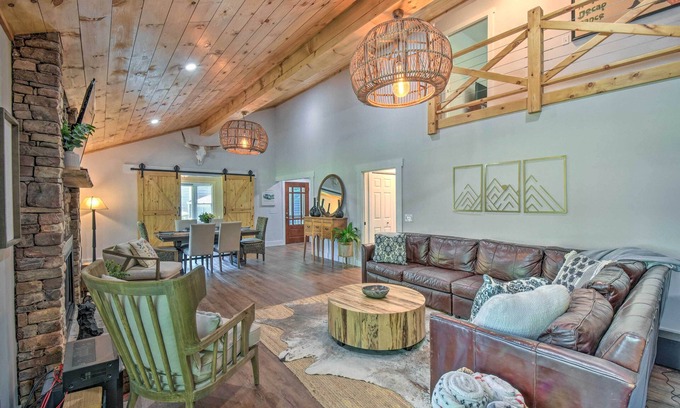 Hiawassee House | Private Riverside Home - Hot Tub~King Bed~Kitchen