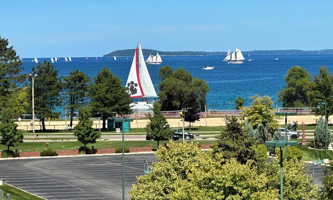 Traverse City Condo | Private Rooftop BayView&Town2 Lake Michigan Views. Walk to Beach AND Dining!