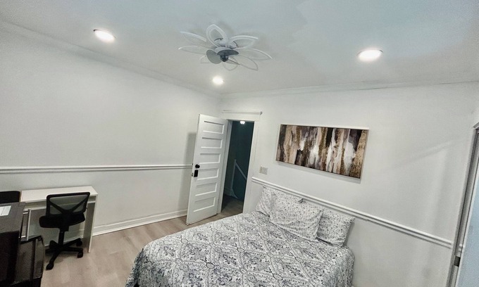 Pelham Manor House | Private room, 5 min walk to restaurant, 40 min to NYC. 5 min drive to MetroNorth