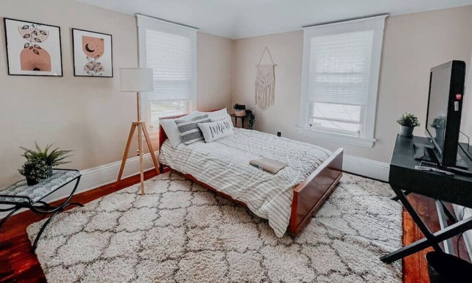 Kalamazoo House | PRIVATE room, Close to DT & airport + Free Parking and cleaning