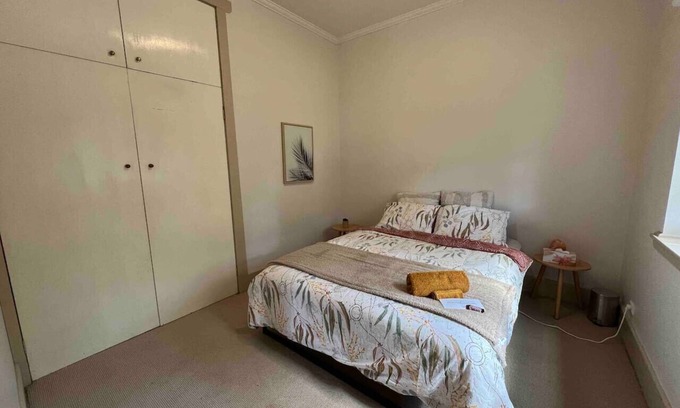McKinnon Apartment | Private Room in cosy house - 5min from Station